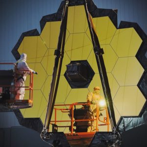 El gigantesco telescopio espacial de 7 metros que reemplazará al Hubble.  La NASA planea poner en órbita un nuevo telescopio espacial en el año 2018. El telescopio James Webb, que será el reemplazo del Hubble, está casi listo, como anuncian con una foto en la que lo podemos ver desplegado en toda su gloria.