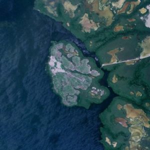 Jaina- La isla artificial de los MAYAS.  La isla de Jaina se sitúa frente a las costas del Yucatán, muy cercana al continente americano. Y pertenece a México, concretamente al estado de Campeche. En principio sólo se trata de un islote separado de la costa por un estrecho canal de agua, de unos 60 metros de ancho aproximadamente.